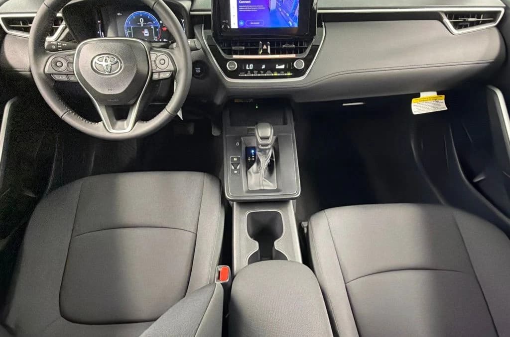 Toyota Corolla Cross LE 2WD (Natl) 2026 — side view