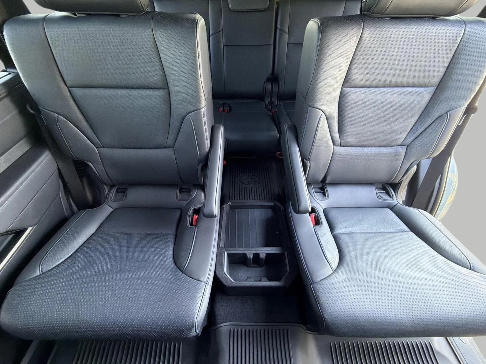 Toyota Sequoia Platinum 4WD (Natl) 2026 — side view