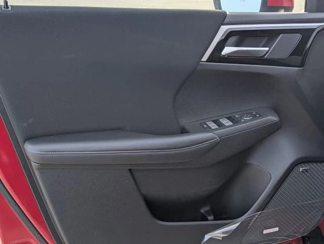 Mitsubishi Outlander ES FWD 2025 — side view