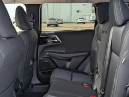 Mitsubishi Outlander ES FWD 2025 — side view