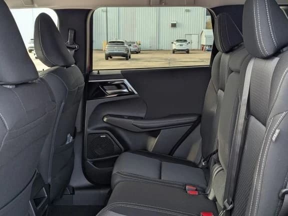 Mitsubishi Outlander ES FWD 2025 — side view