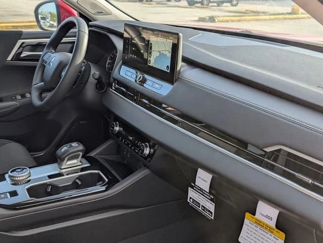 Mitsubishi Outlander ES FWD 2025 — side view