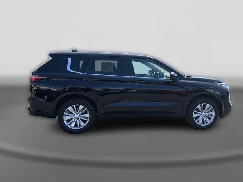 Mitsubishi Outlander ES FWD 2026 — side view