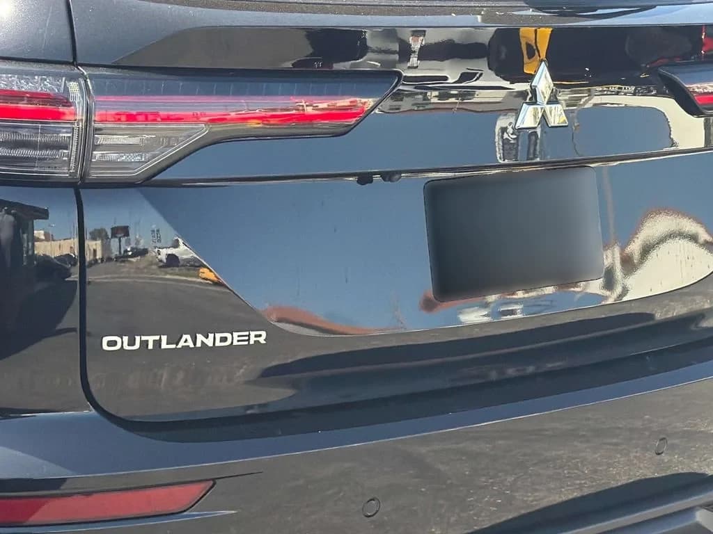 Mitsubishi Outlander ES FWD 2026 — side view