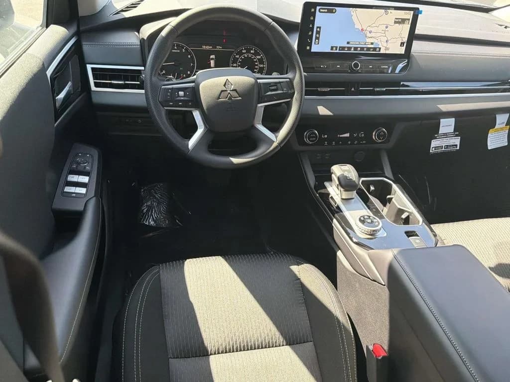 Mitsubishi Outlander ES FWD 2026 — side view