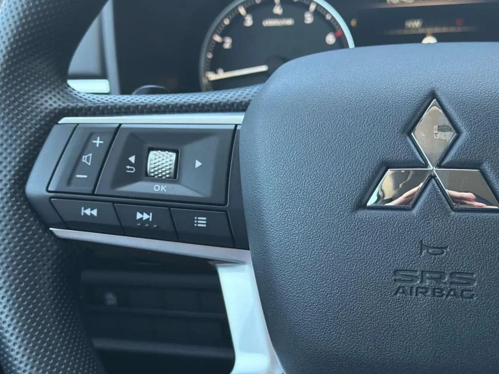 Mitsubishi Outlander ES FWD 2026 — side view