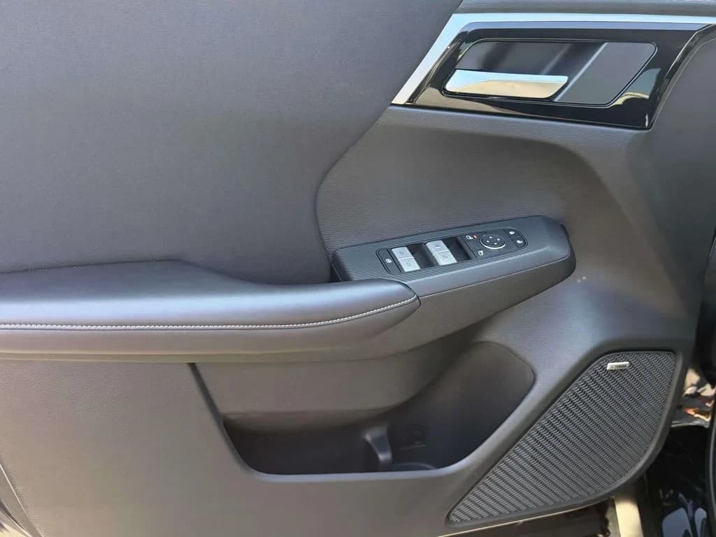 Mitsubishi Outlander ES FWD 2026 — side view
