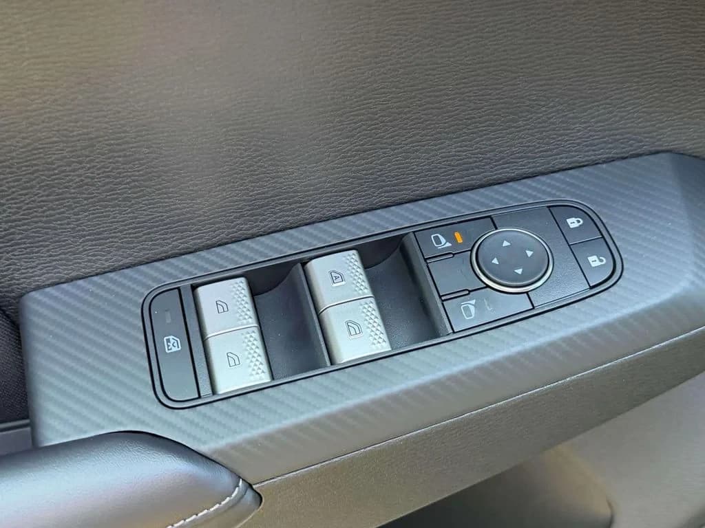 Mitsubishi Outlander ES FWD 2026 — side view