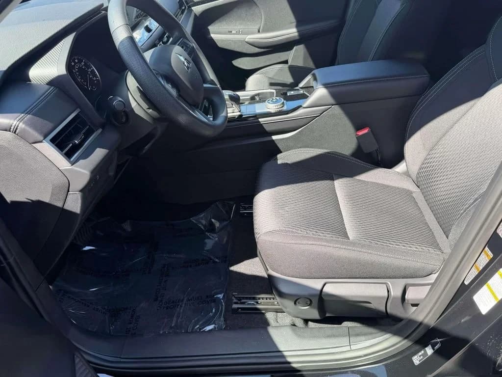 Mitsubishi Outlander ES FWD 2026 — side view