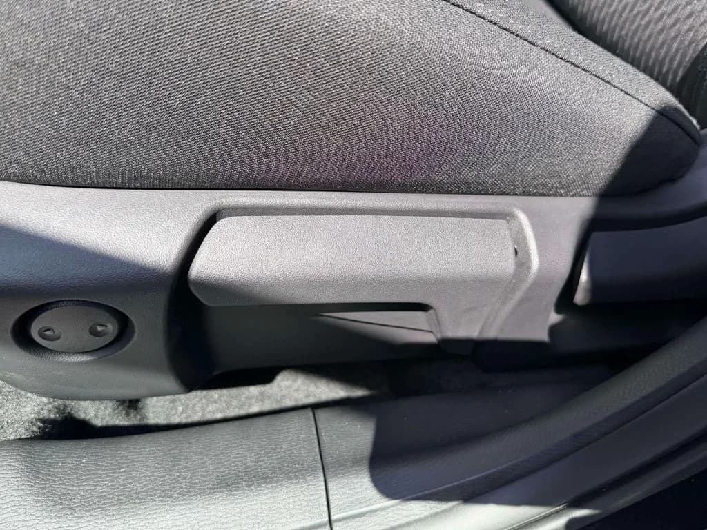 Mitsubishi Outlander ES FWD 2026 — side view