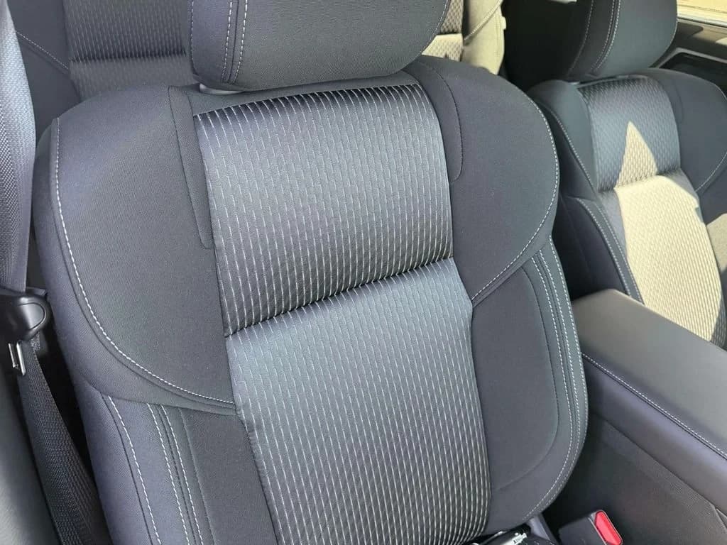 Mitsubishi Outlander ES FWD 2026 — side view
