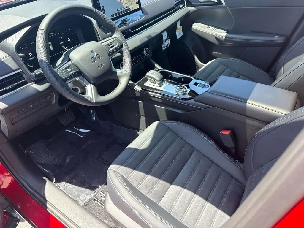 Mitsubishi Outlander SE FWD 2026 — side view