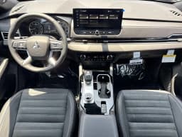 Mitsubishi Outlander SE FWD 2026 — side view