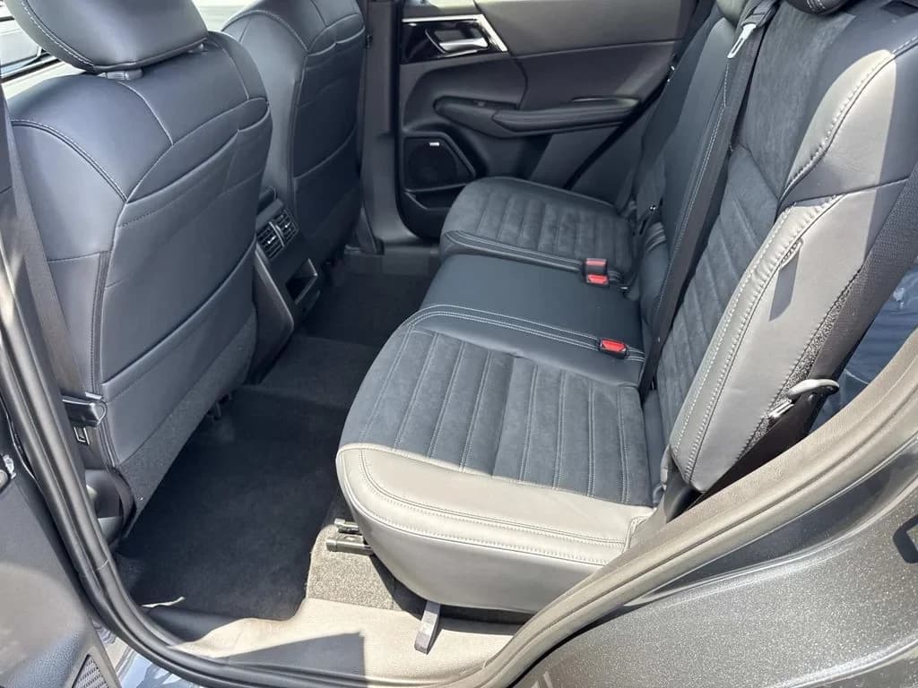 Mitsubishi Outlander SE FWD 2026 — side view