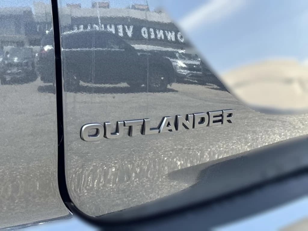 Mitsubishi Outlander SE FWD 2026 — side view