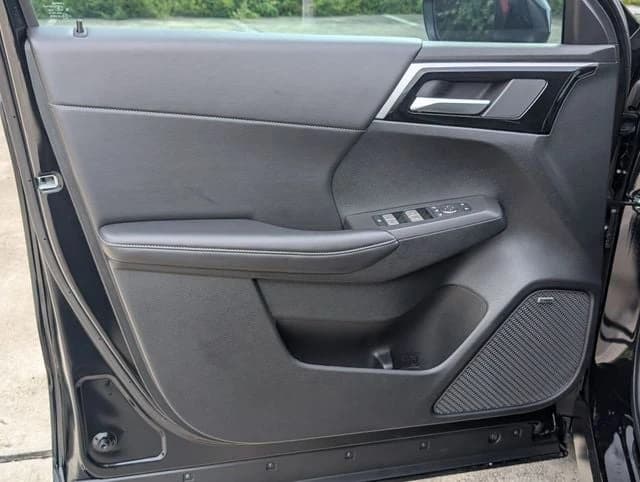 Mitsubishi Outlander SE FWD 2026 — side view