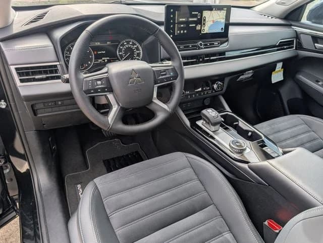 Mitsubishi Outlander SE FWD 2026 — side view