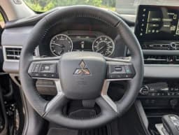 Mitsubishi Outlander SE FWD 2026 — side view