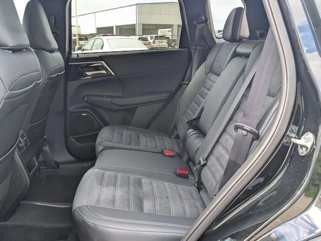 Mitsubishi Outlander SE FWD 2026 — side view