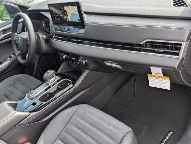 Mitsubishi Outlander SE FWD 2026 — side view