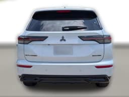 Mitsubishi Outlander LE FWD 2026 — side view