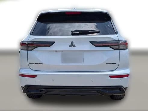Mitsubishi Outlander LE FWD 2026 — side view