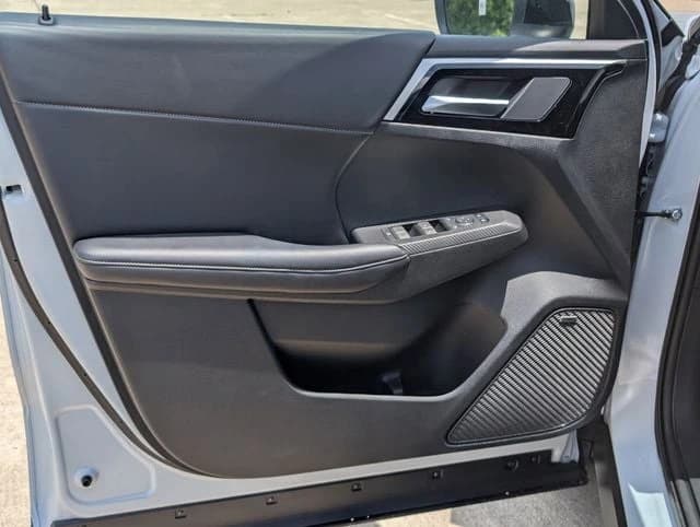 Mitsubishi Outlander LE FWD 2026 — side view