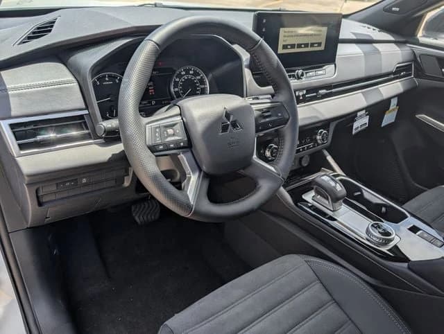Mitsubishi Outlander LE FWD 2026 — side view