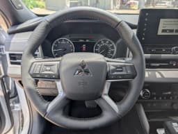 Mitsubishi Outlander LE FWD 2026 — side view