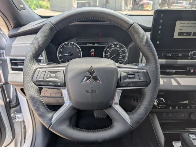 Mitsubishi Outlander LE FWD 2026 — side view