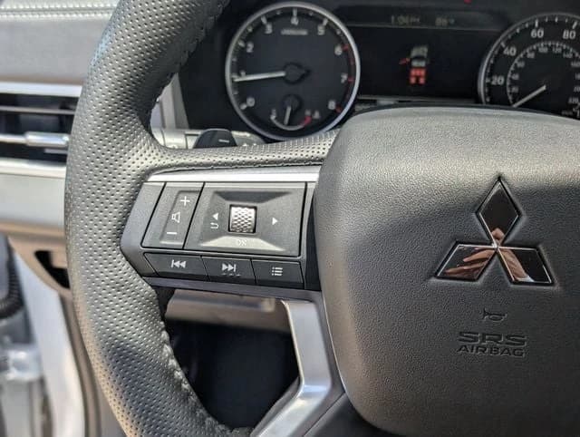 Mitsubishi Outlander LE FWD 2026 — side view