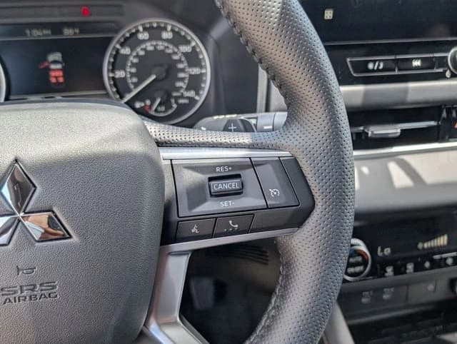 Mitsubishi Outlander LE FWD 2026 — side view