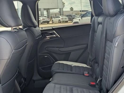 Mitsubishi Outlander LE FWD 2026 — side view