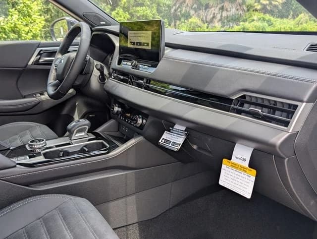 Mitsubishi Outlander LE FWD 2026 — side view