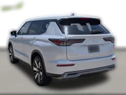 Mitsubishi Outlander SE FWD 2026 — side view