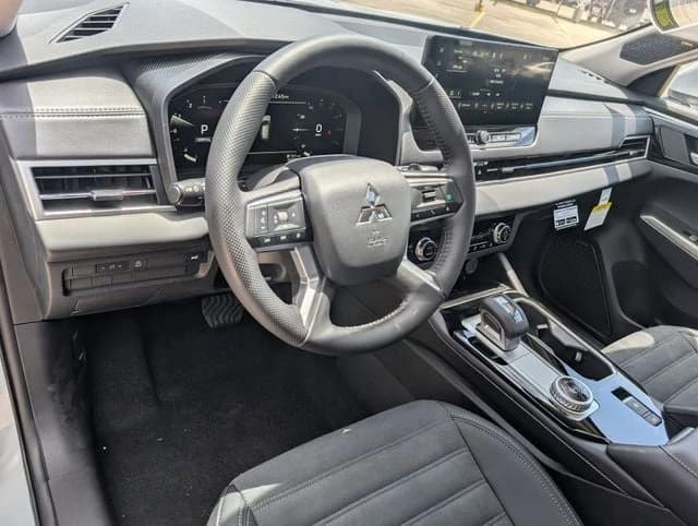 Mitsubishi Outlander SE FWD 2026 — side view