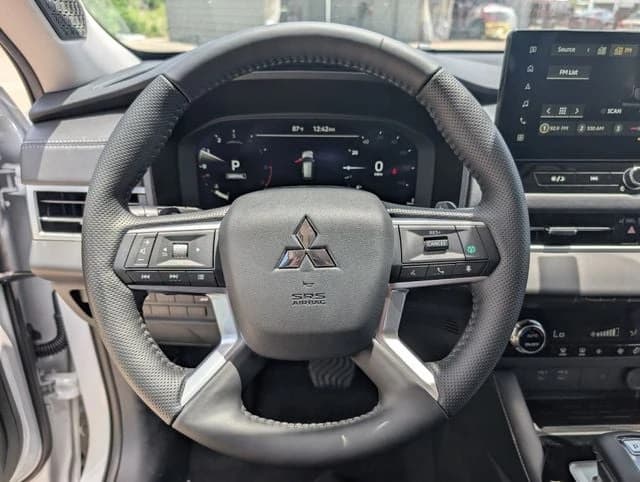 Mitsubishi Outlander SE FWD 2026 — side view