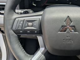 Mitsubishi Outlander SE FWD 2026 — side view