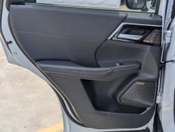 Mitsubishi Outlander SE FWD 2026 — side view
