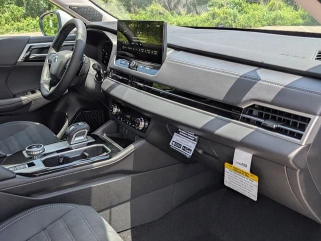 Mitsubishi Outlander SE FWD 2026 — side view