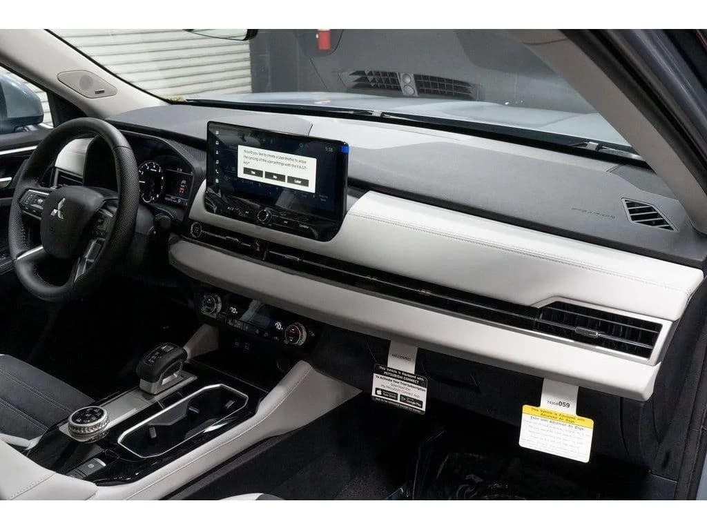Mitsubishi Outlander SE FWD 2026 — side view