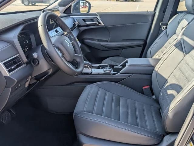 Mitsubishi Outlander SE FWD 2026 — side view