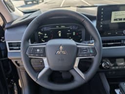 Mitsubishi Outlander SE FWD 2026 — side view