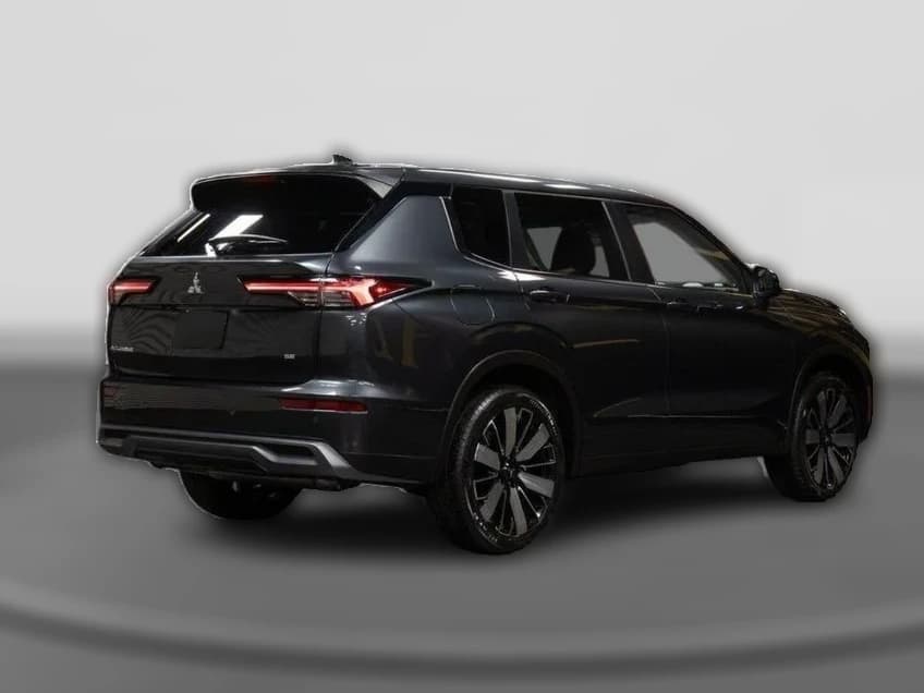 Mitsubishi Outlander SE FWD 2026 — side view