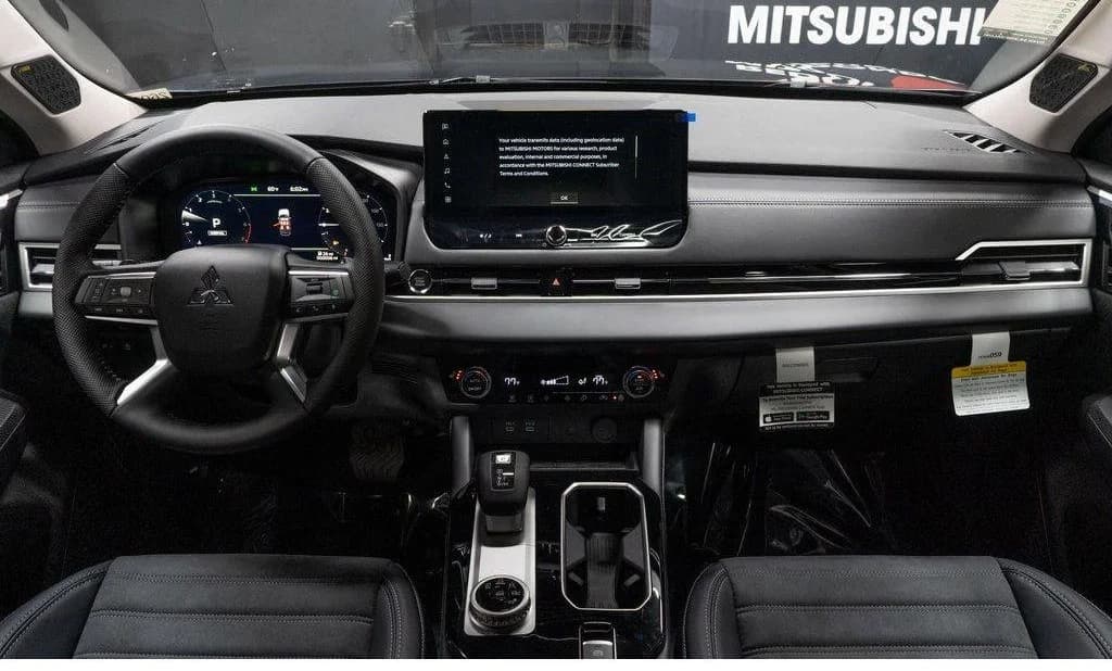 Mitsubishi Outlander SE FWD 2026 — side view