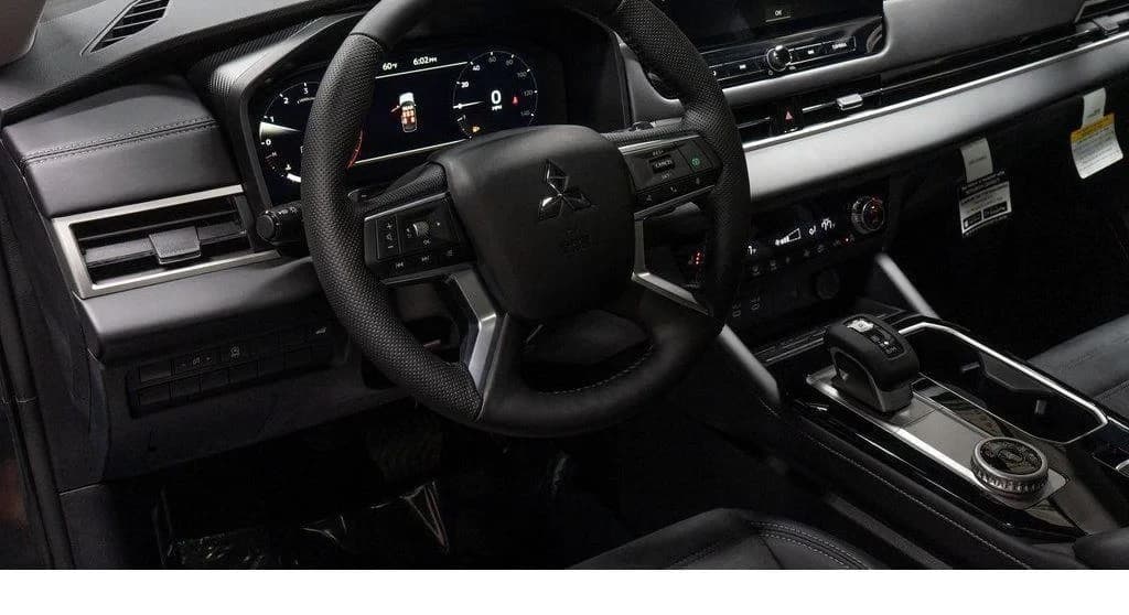 Mitsubishi Outlander SE FWD 2026 — side view