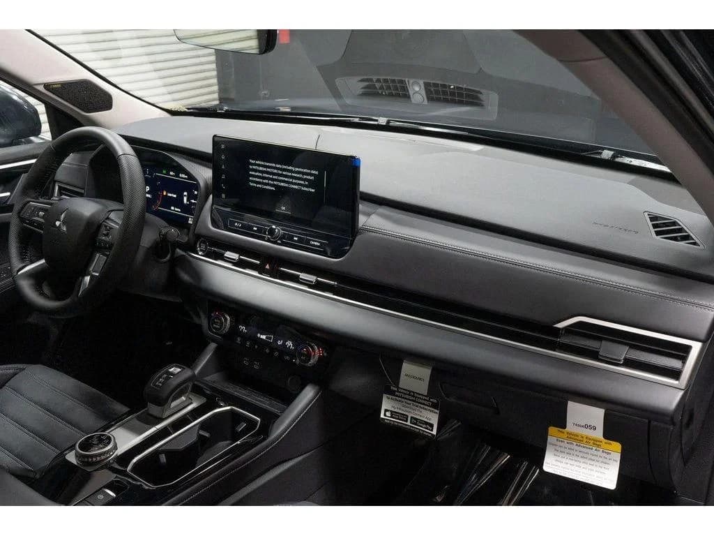 Mitsubishi Outlander SE FWD 2026 — side view