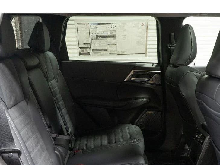 Mitsubishi Outlander SE FWD 2026 — side view