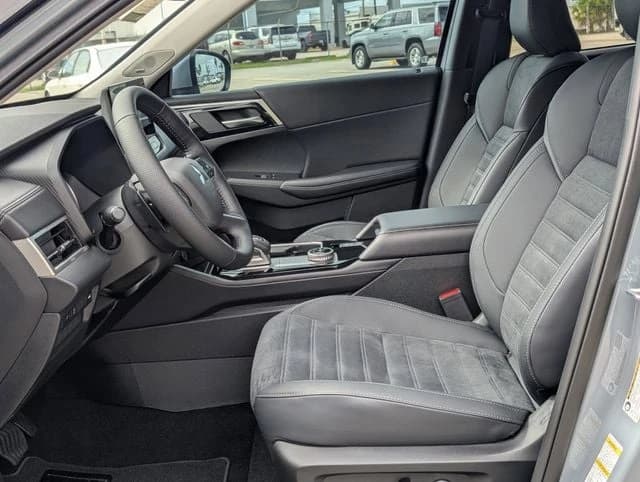 Mitsubishi Outlander SE FWD 2026 — side view