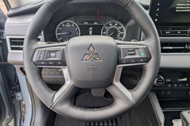 Mitsubishi Outlander SE FWD 2026 — side view